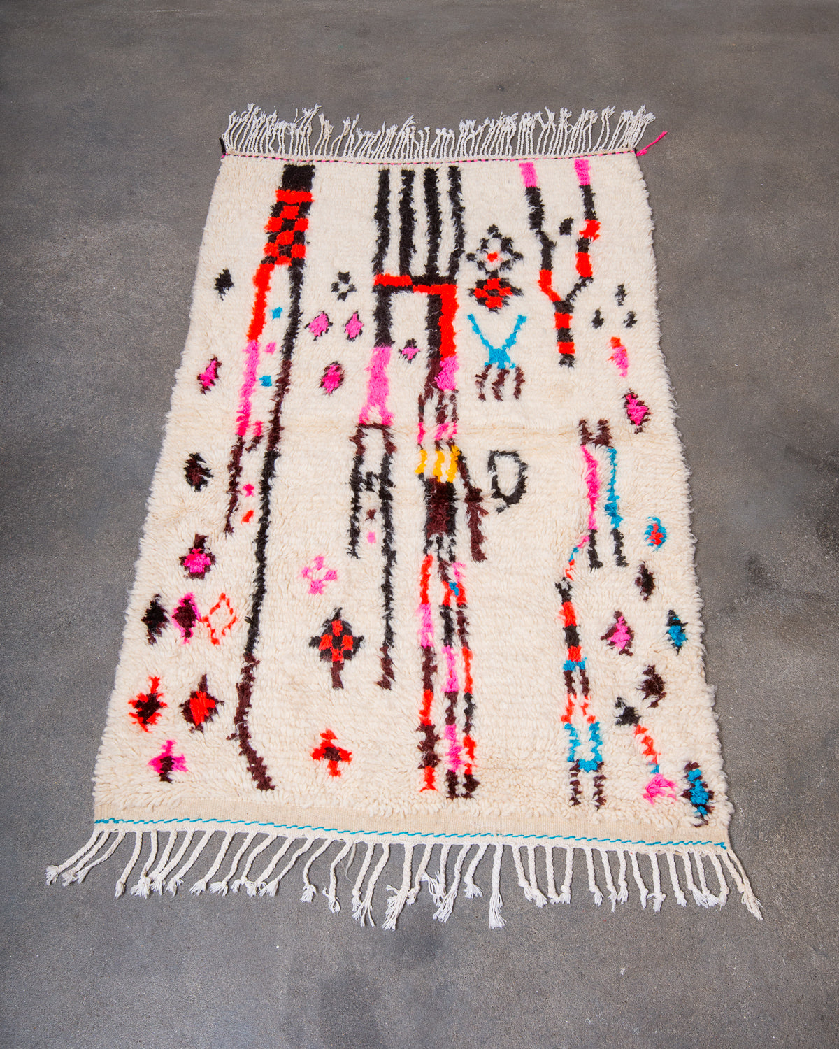 Modern designer handcrafted Berber rug from Morocco. Azilal rug with beautiful colours and patterns. Made of sheep’s wool and colourful cotton.